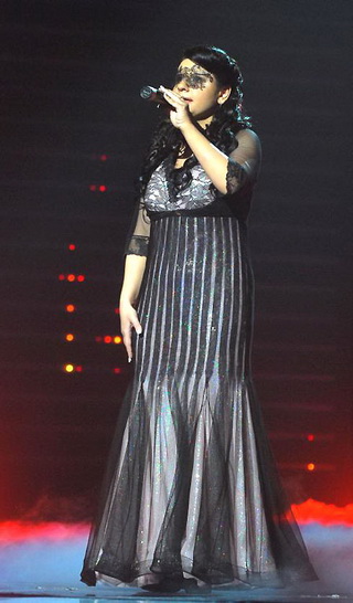 Победительницей второго сезона телешоу «Україна має талант 2» стала незрячая певица Елена Ковтун