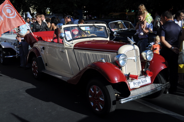 Ретро-авто на карнавале в честь 140-летия Донецка