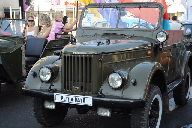 Ретро-авто на карнавале в честь 140-летия Донецка